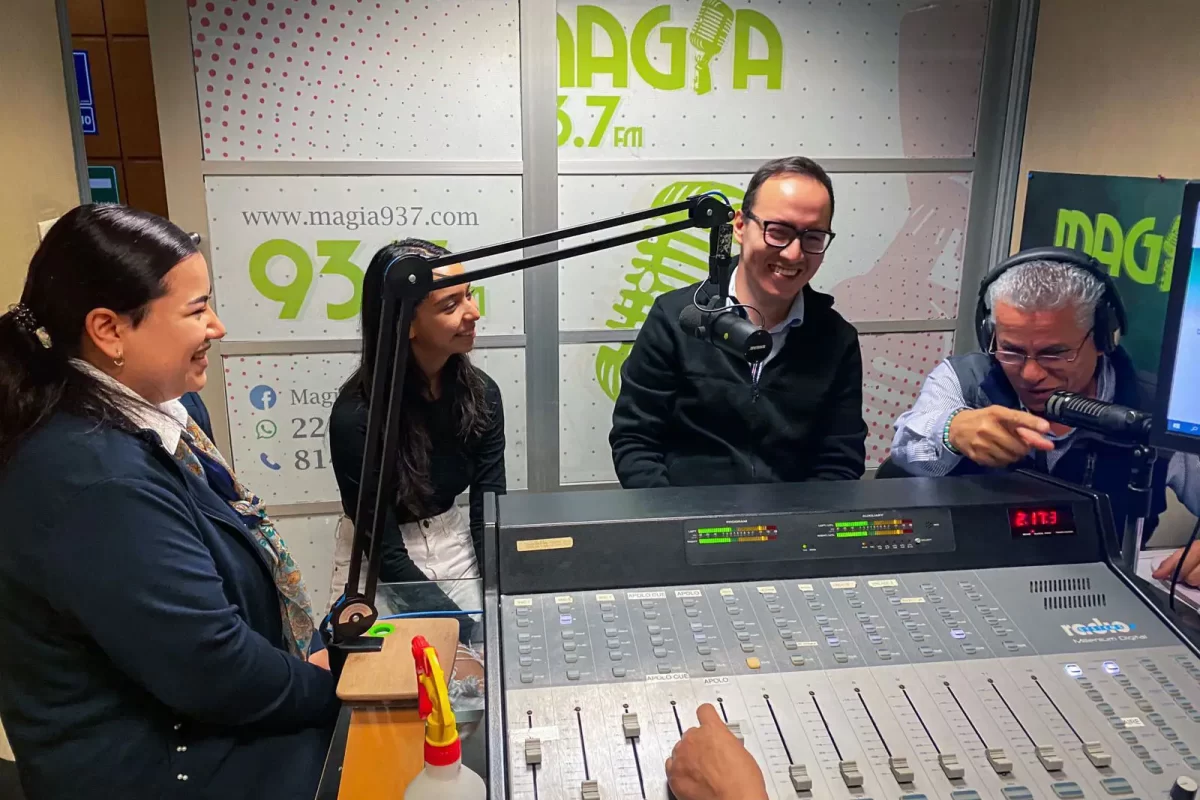 IQ English Participando En La Radio